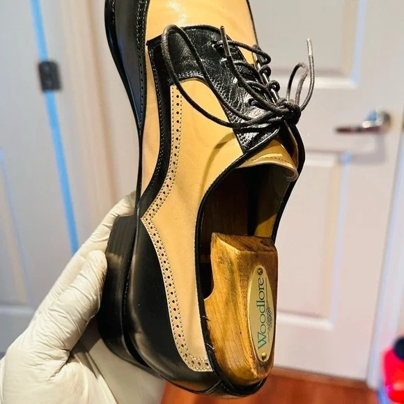 Soulier Two Tone Brogue Spectator Wingtip Oxfords. - Picture 8 of 13